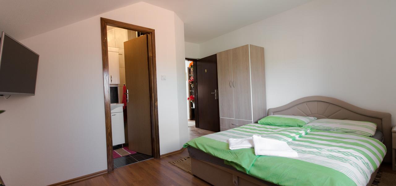 Guesthouse Vila Puzic บันยาลูกา ภายนอก รูปภาพ